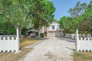 圣安东尼奥Pool, Gameroom & Minigolf Enchanting Texas Home的房屋前的白色围栏