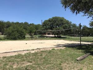 圣安东尼奥Pool, Gameroom & Minigolf Enchanting Texas Home的一个人在打排球