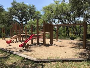 圣安东尼奥Pool, Gameroom & Minigolf Enchanting Texas Home的一个带滑梯和秋千的游乐场