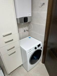 斯韦蒂·斯特凡Apartments Langust的小型浴室内的洗衣机和烘干机