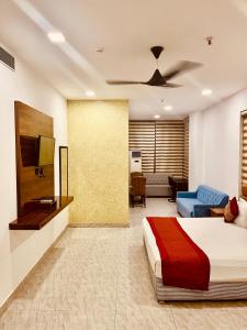 新德里Amora Rooms Dwarka的一间卧室设有一张床和一间客厅。