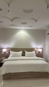 泰布克شقق سويت ستار الفندقية的卧室配有白色大床和白色枕头