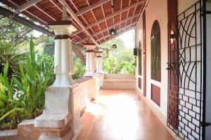 Moira4BHK Private Pool villa in North Goa and Kayaking nearby!!的门廊房子的外行道