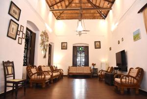 Moira4BHK Private Pool villa in North Goa and Kayaking nearby!!的客厅配有一束椅子和电视