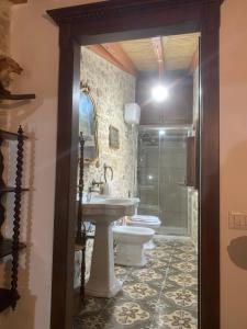 Casa tipica sarda的一间带水槽、卫生间和淋浴的浴室