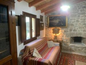 Casa tipica sarda的带沙发和石制壁炉的客厅