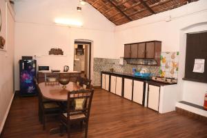 Moira4BHK Private Pool villa in North Goa and Kayaking nearby!!的一间带桌子和冰箱的大厨房