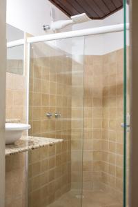伊塔卡雷孔查热带公寓的一个带水槽的玻璃淋浴间