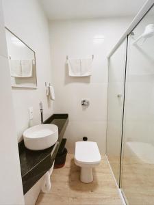 南圣弗朗西斯科Babitonga Hostel - 100m da Prainha的白色的浴室设有卫生间和淋浴。
