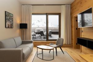 施勒肯Heimat 1495m Appartement TYP 3的客厅配有沙发和桌子