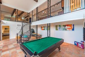 圣安东尼奥Luxury House By Fiesta Texas & Seaworld With Pool的楼梯间内的台球桌