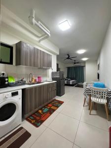 塞贝维Edusphere Suites by Mie’s Homestay的一间厨房,在房间内配有洗衣机和烘干机
