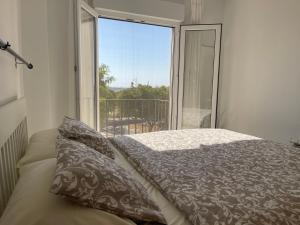 穆尔西亚Two bedroom Apt., Hacienda Riquelme Golf Resort的一间卧室设有一张床和一个大窗户