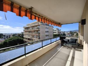 戛纳Cannes Vue mer T2 61m²+ parking的享有建筑景致的阳台