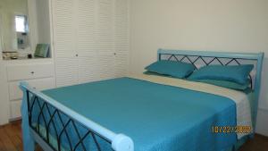 布里奇敦Cozy, quiet 1 bedroom 2A near Beach near US Embassy的卧室内的蓝色床和蓝色枕头