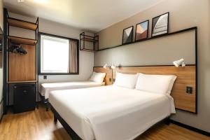 阿雷格里港阿雷格里港机场宜必思酒店的酒店客房设有两张床和窗户。