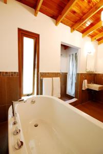 Bambitotierras altas casa grande的带浴缸和盥洗盆的大浴室