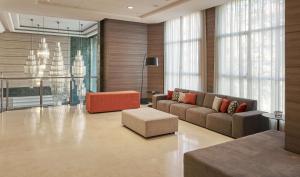瓦伦西亚NH瓦伦西亚中心酒店的客厅配有沙发和椅子
