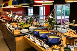 阿雷格里港阿雷格里港机场宜必思酒店的自助餐,包括碗和盘子