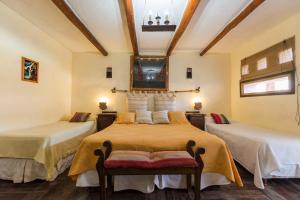 蒂尔卡拉La Posada del Rio的一间卧室设有两张床和天花板