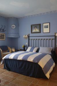 Buera拉波萨达德拉洛拉酒店的一间卧室配有一张带蓝色墙壁的大床