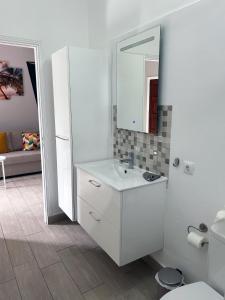 伊科德洛斯维诺斯Finca la Gaviota - Terazza的白色的浴室设有水槽和镜子