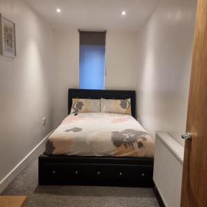Woolwich3 bed apartment in London Plumstead的一间小卧室,角落里设有一张床