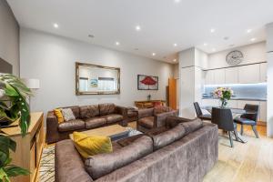 伦敦Large Modern One Bedroom Apartment (nearly 800 ft)的客厅配有沙发和桌子