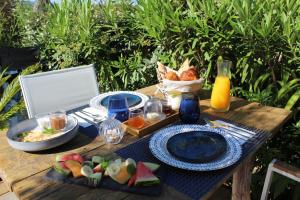 波尔蒂乔Les Suites d'Agosta的一张带食物和一篮水果的野餐桌