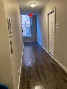 奥尔巴尼Downtown Albany 1 Bed + Workstation @ Maiden Lane的一间空房间,走廊上设有门