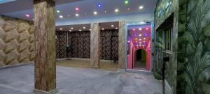 加尔各答Tusthi Banquets的一间设有门的房间和一个带灯的墙壁