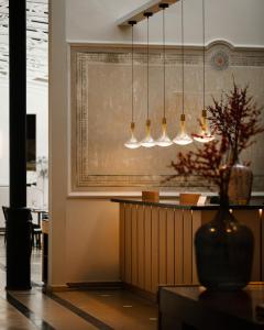克拉科夫罗萨博得酒店的一间设有一张桌子和一组灯的用餐室