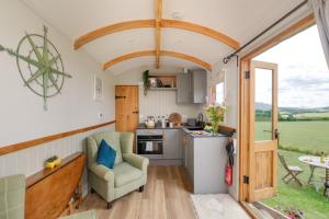 BradpoleThe Acorn - Luxury Shepherds Hut hot tub panoramic views的一间开放式厨房和客厅,位于一栋小房子内