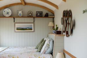 BradpoleThe Acorn - Luxury Shepherds Hut hot tub panoramic views的卧室配有一张床