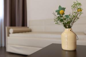 里米尼格米酒店的白色花瓶,花朵盛在桌子上
