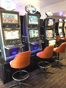 朗塞斯顿TRC酒店的赌场里的一群老虎机