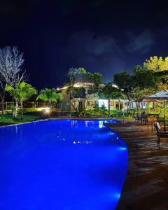 马塔迪圣若昂Praia do Forte Lodge的度假村的一个大型蓝色游泳池