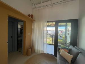 马塔迪圣若昂Praia do Forte Lodge的带沙发和大窗户的客厅