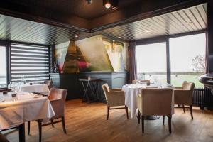 登海尔德比特力克斯大酒店的用餐室设有桌椅和窗户。