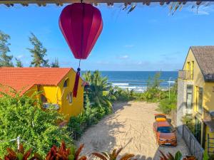 会安The Linh Seaside Villa Hoi An的飞过海滩的热气球