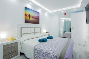 阿罗纳Fantastic Apartment las americas heart的一间卧室配有一张带蓝色枕头的床。