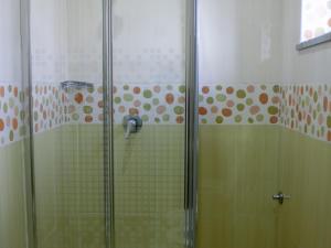 那不勒斯Hotel Serena的浴室里设有玻璃门淋浴