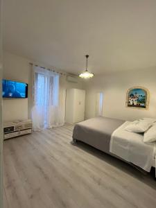 维耶特里B&B Due Su Due Holiday的一间卧室配有一张床和一台平面电视