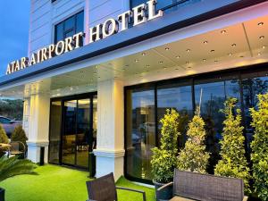 ArnavutköyAtar Airport Hotel的带有机场酒店读取标志的办公楼