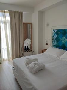 陶尔米纳Splendid Hotel Taormina的卧室设有一张白色大床和一扇窗户。