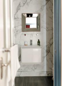迪尔Anne Boleyn’s Escape的白色的浴室设有水槽和镜子
