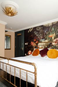 迪尔Anne Boleyn’s Escape的一间卧室配有一张壁画床