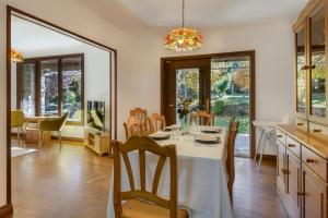 哈卡Villa Lana chalet Baros, Jaca的厨房以及带桌椅的用餐室。