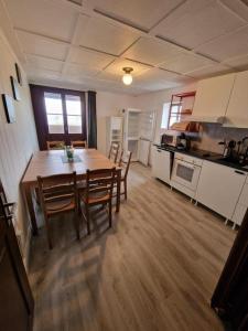 菲茨瑙Rigi-Scheidegg Ferienwohnungen West XL的一间厨房,内设一张木桌和椅子