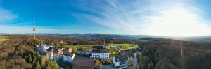 BettingenChrischona Berg的山丘上建筑物的空中景观